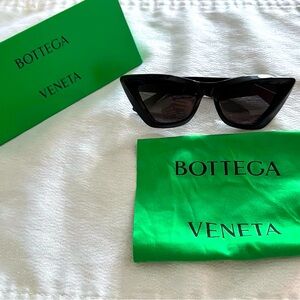 EUC Bottega Veneta Women’s Black Cat-Eye Sunglasses